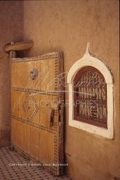 Image du Maroc Professionnelle de  La Kasbah de Taourirt fut édifiée au 17ème siècle par la tribu des Glaoui, située sur une colline au centre urbain de la ville d'Ouarzazate, cette remarquable ancienne bâtisse en pisé parfaitement conservée est l'une des plus belles constructions architecturales de la ville. La Kasbah qui ressemble à un grand château de sable incrusté dans le désert, fait partie du circuit touristique, elle a été classé Patrimoine Mondiale de l’Unesco. Ce véritable joyau de Ouarzazate permet au visiteur de découvrir l’intérieur d’une ksar où résident souvent la population berbères du sud du Maroc. Photo datant du Samedi 23 Août 1997. (Photo / Abdeljalil Bounhar)